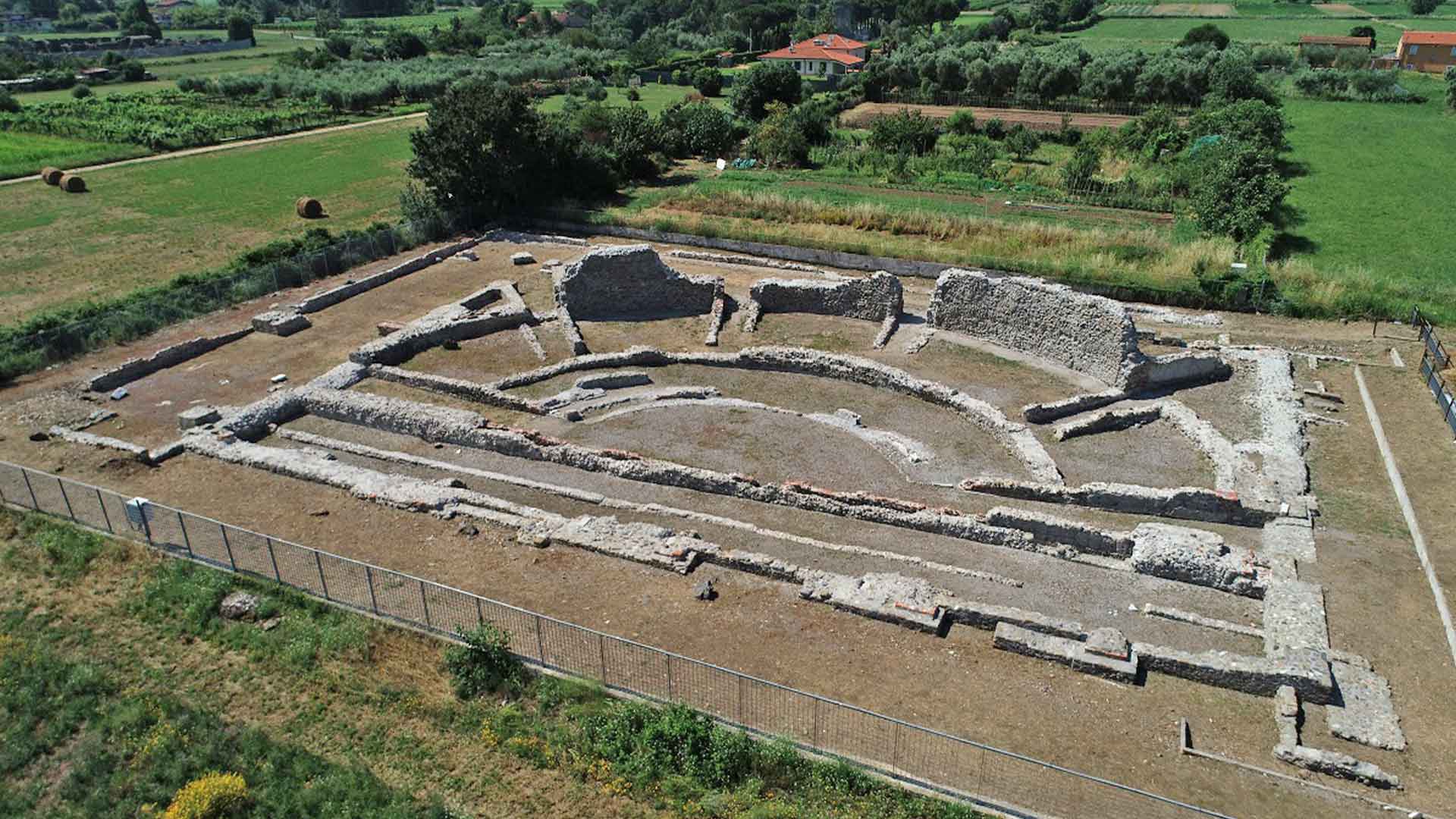 Vista aerea del teatro coperto dell’area archeologica di Luni