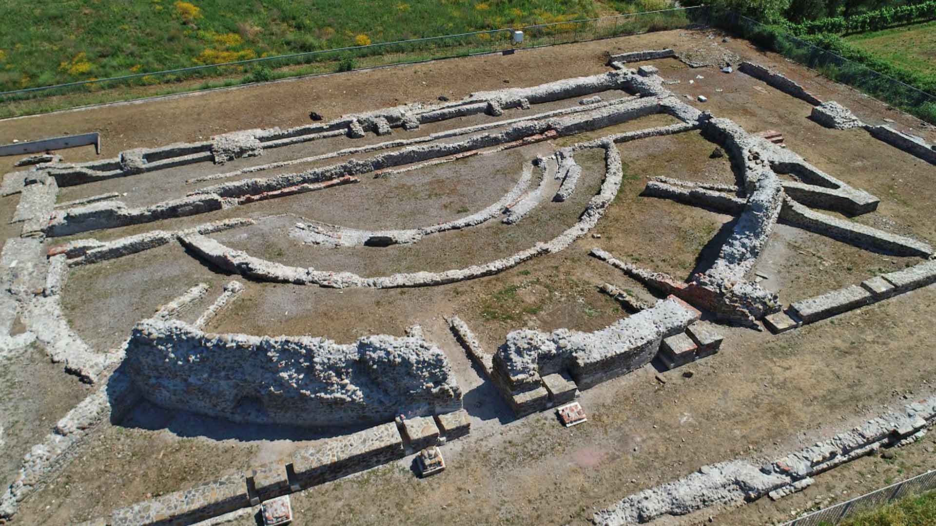  Vista aerea del teatro coperto dell’area archeologica di Luni 